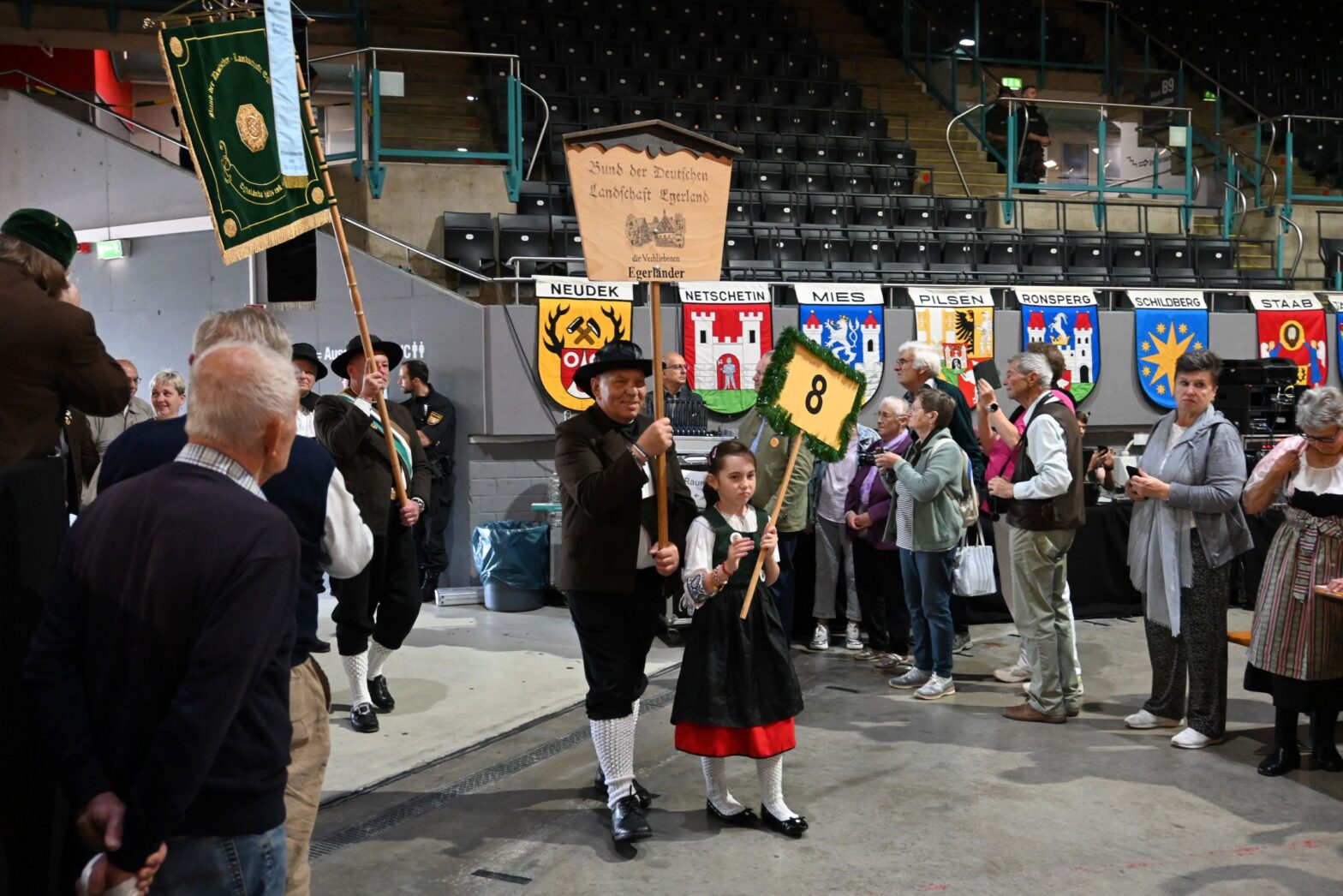 Einzug der Trachtengruppen und Fahnenabordnungen beim Sudetendeutschen Tag.