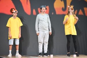 Im Mittelpunkt von „Konferenz der Tiere“ stehen der Löwe Alois, der Elefant Oskar und die Giraffe Leopold.