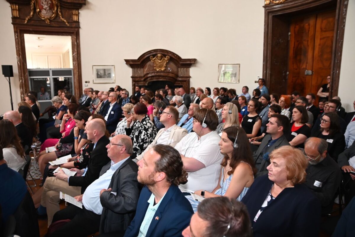 Veranstaltung unter dem Motto "80 Jahre Vertreibung – Verdrängen, Gedenken, Aufarbeitung" im Kuppelsaal der Deutschen Botschaft Prag. Foto: Deutsche Botschaft Prag
