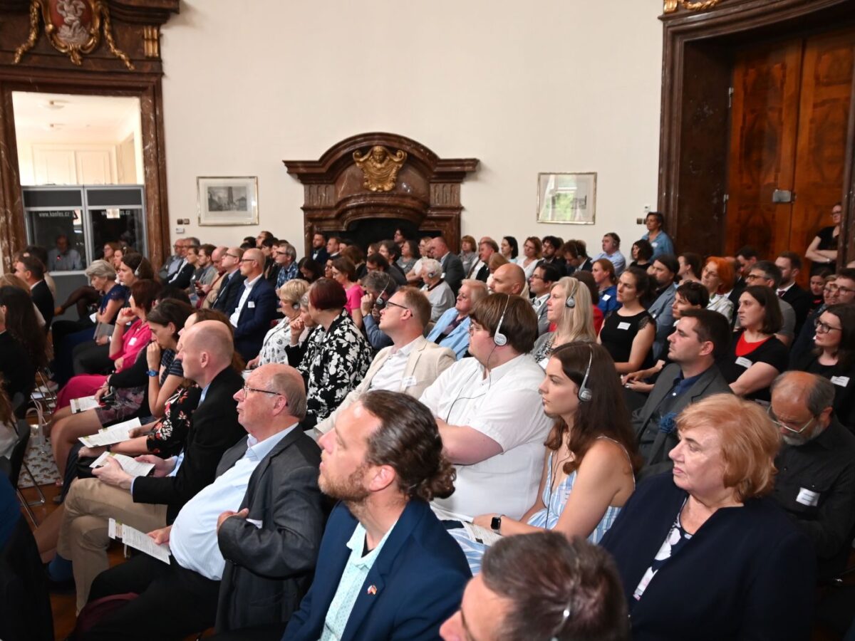 Veranstaltung unter dem Motto "80 Jahre Vertreibung – Verdrängen, Gedenken, Aufarbeitung" im Kuppelsaal der Deutschen Botschaft Prag. Foto: Deutsche Botschaft Prag
