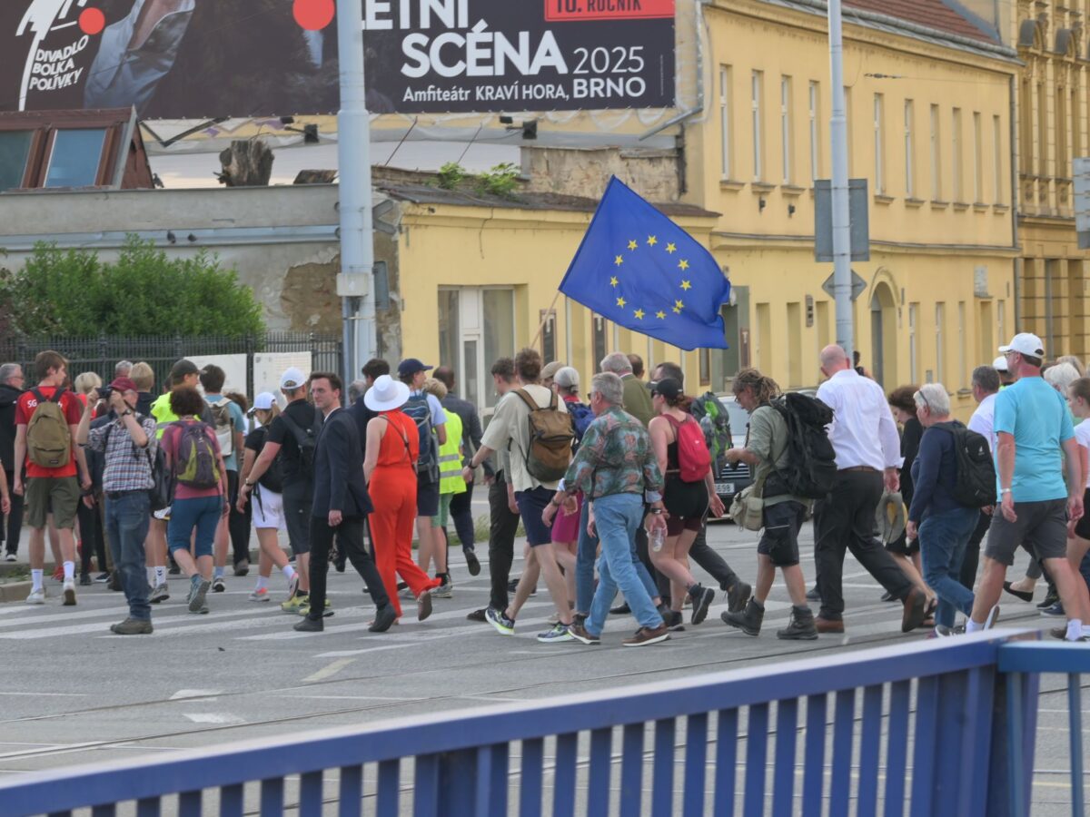 Die Teilnehmer des 20. Brünner Versöhnungsmarschs ziehen in Richtung Stadtzentrum.
