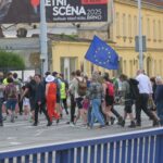Die Teilnehmer des 20. Brünner Versöhnungsmarschs ziehen in Richtung Stadtzentrum.