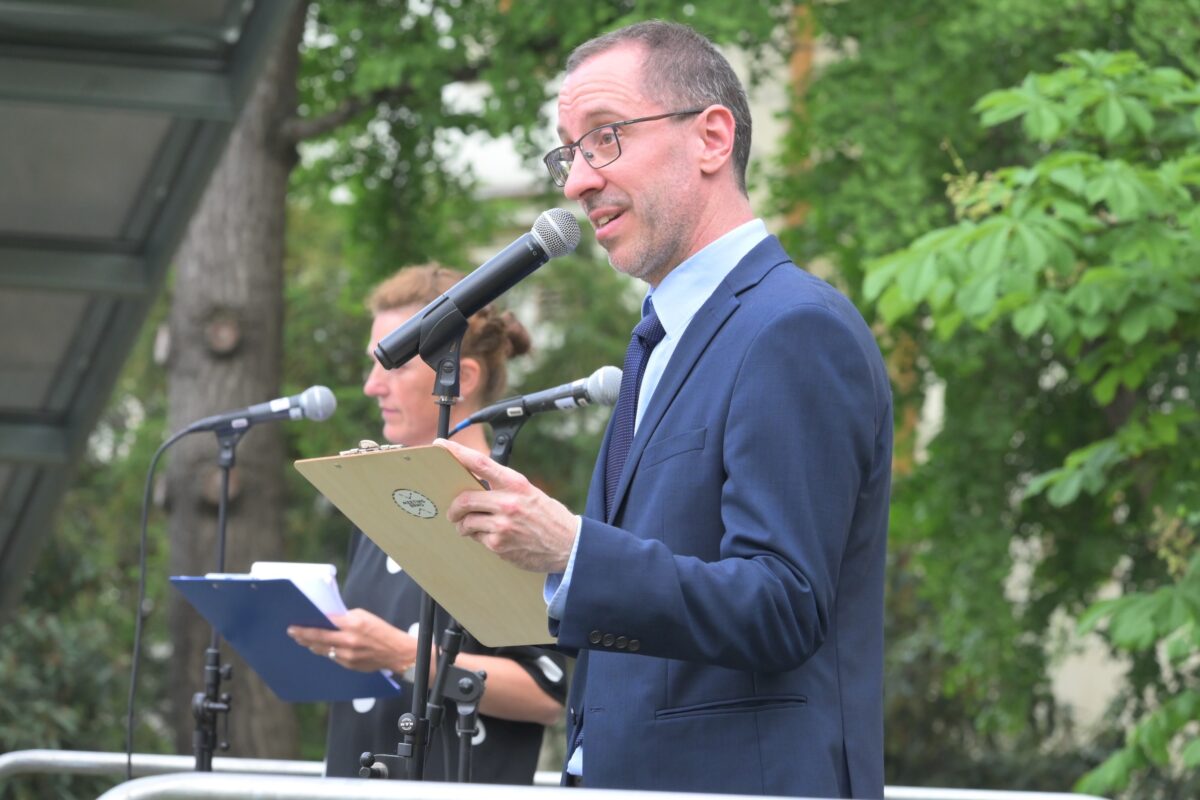 Im Rahmen des Festivals "Meeting Brno" steht Initiator Petr Kalousek auf der Bühne.