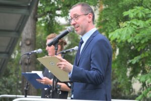 Im Rahmen des Festivals "Meeting Brno" steht Initiator Petr Kalousek auf der Bühne.