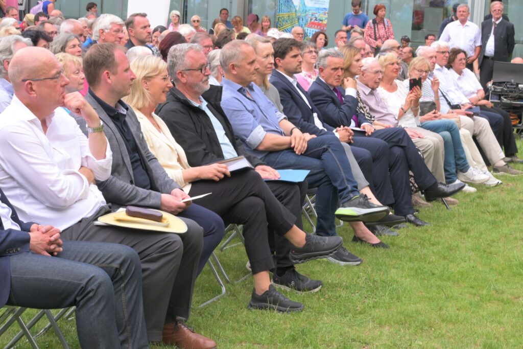 Anlässlich des 20-jährigen Jubiläums des Versöhnungsmarsches waren zur Abschlussveranstaltung im Augustinergarten zahlreiche Vertreter aus Deutschland, Tschechien und Österreich vor Ort.