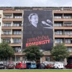 Banner von Milada Horáková prägen in diesen Tagen das Stadtbild von Prag, wie hier in der Milada-Horáková-Straße im Stadtteil Letná. Die Banner tragen die Aufschrift „Ermordet von Kommunisten“ („Zavražděna komunisty“). Foto: Fabian Voth