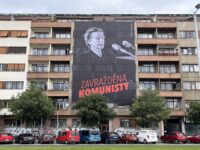 Banner von Milada Horáková prägen in diesen Tagen das Stadtbild von Prag, wie hier in der Milada-Horáková-Straße im Stadtteil Letná. Die Banner tragen die Aufschrift „Ermordet von Kommunisten“ („Zavražděna komunisty“). Foto: Fabian Voth