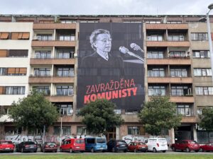 Banner von Milada Horáková prägen in diesen Tagen das Stadtbild von Prag, wie hier in der Milada-Horáková-Straße im Stadtteil Letná. Die Banner tragen die Aufschrift „Ermordet von Kommunisten“ („Zavražděna komunisty“). Foto: Fabian Voth
