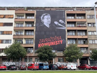Banner von Milada Horáková prägen in diesen Tagen das Stadtbild von Prag, wie hier in der Milada-Horáková-Straße im Stadtteil Letná. Die Banner tragen die Aufschrift „Ermordet von Kommunisten“ („Zavražděna komunisty“). Foto: Fabian Voth