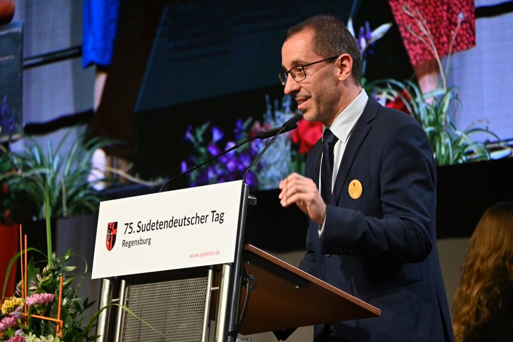 Petr Kalousek, Direktor des Brünner Festivals Meeting Brno, sprach die Einladung aus, den nächsten Sudetendeutschen Tag 2026 in Brünn (Brno) stattfinden zu lassen. Foto: LandesEcho/ Lennard Halfmann