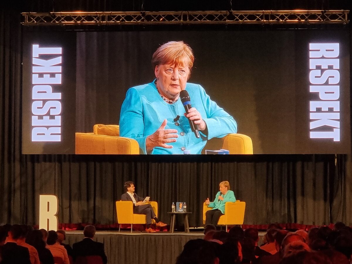Angela Merkel im Gespräch mit Tomáš Lindner im Prager Lucerna-Palast – ein Abend über Demokratie, Diplomatie und persönliche Wegmarken. Foto: Manuel Rommel