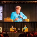 Angela Merkel im Gespräch mit Tomáš Lindner im Prager Lucerna-Palast – ein Abend über Demokratie, Diplomatie und persönliche Wegmarken. Foto: Manuel Rommel