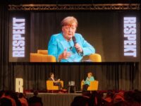 Angela Merkel im Gespräch mit Tomáš Lindner im Prager Lucerna-Palast – ein Abend über Demokratie, Diplomatie und persönliche Wegmarken. Foto: Manuel Rommel