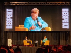 Angela Merkel im Gespräch mit Tomáš Lindner im Prager Lucerna-Palast – ein Abend über Demokratie, Diplomatie und persönliche Wegmarken. Foto: Manuel Rommel