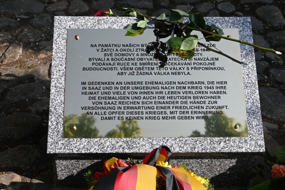 Die am Dienstag enthüllte Gedenktafel in Saaz erinnert an die verlorene Heimat und das Leid der deutschen Zivilbevölkerung nach dem Kriegsende 1945. Foto: Fabian Voth