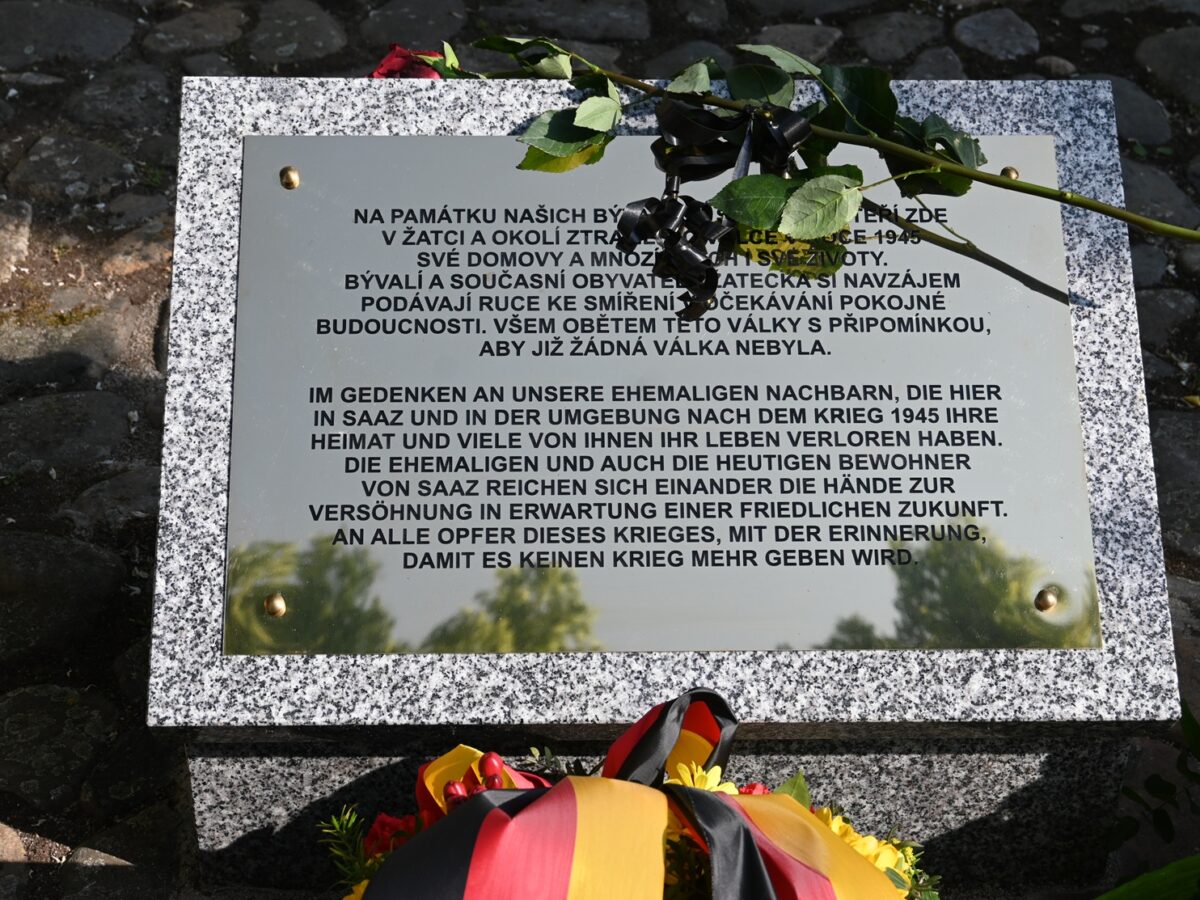 Die am Dienstag enthüllte Gedenktafel in Saaz erinnert an die verlorene Heimat und das Leid der deutschen Zivilbevölkerung nach dem Kriegsende 1945. Foto: Fabian Voth