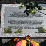 Die am Dienstag enthüllte Gedenktafel in Saaz erinnert an die verlorene Heimat und das Leid der deutschen Zivilbevölkerung nach dem Kriegsende 1945. Foto: Fabian Voth