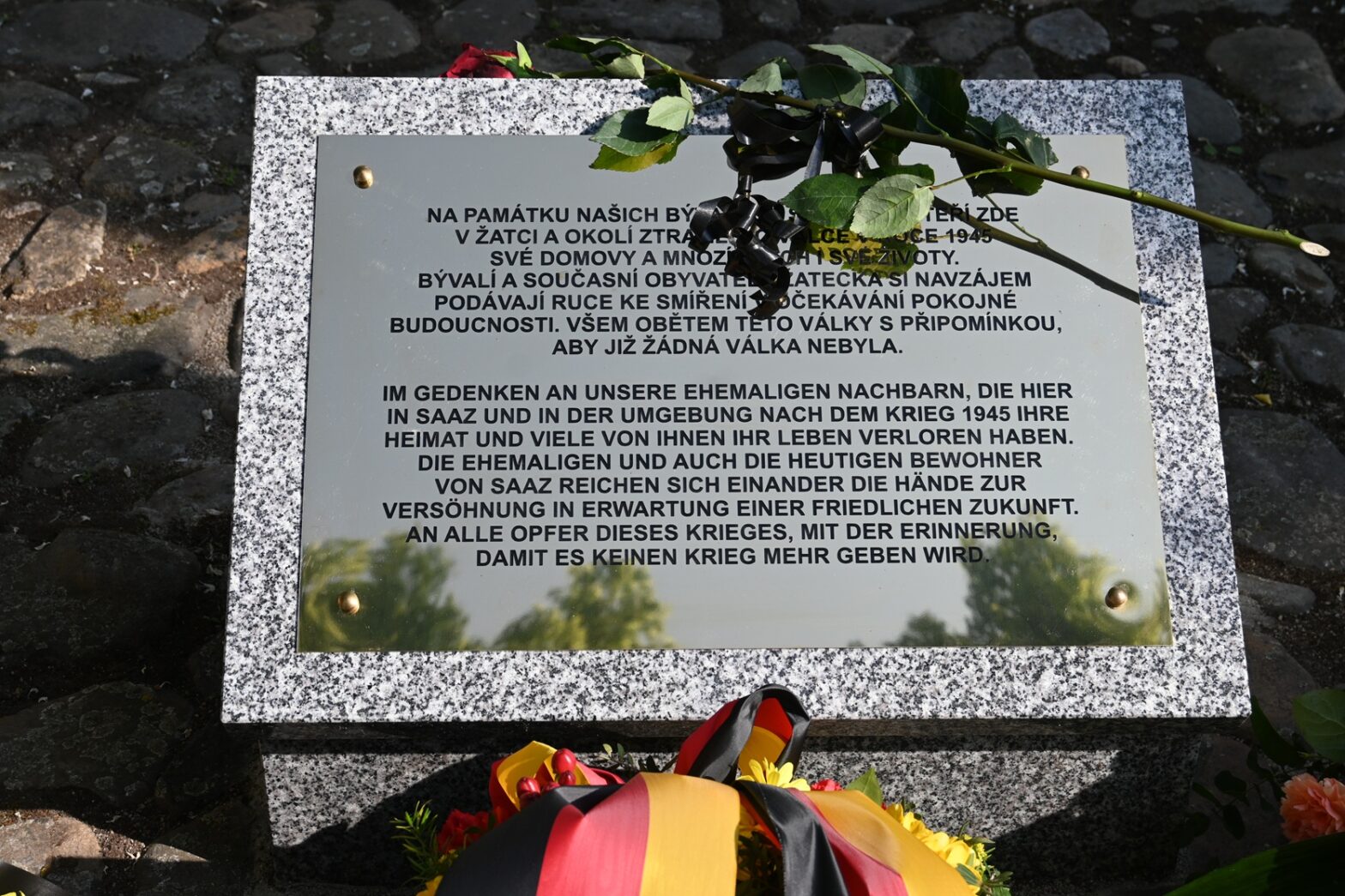 Die am Dienstag enthüllte Gedenktafel in Saaz erinnert an die verlorene Heimat und das Leid der deutschen Zivilbevölkerung nach dem Kriegsende 1945. Foto: Fabian Voth