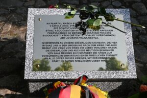 Die am Dienstag enthüllte Gedenktafel in Saaz erinnert an die verlorene Heimat und das Leid der deutschen Zivilbevölkerung nach dem Kriegsende 1945. Foto: Fabian Voth