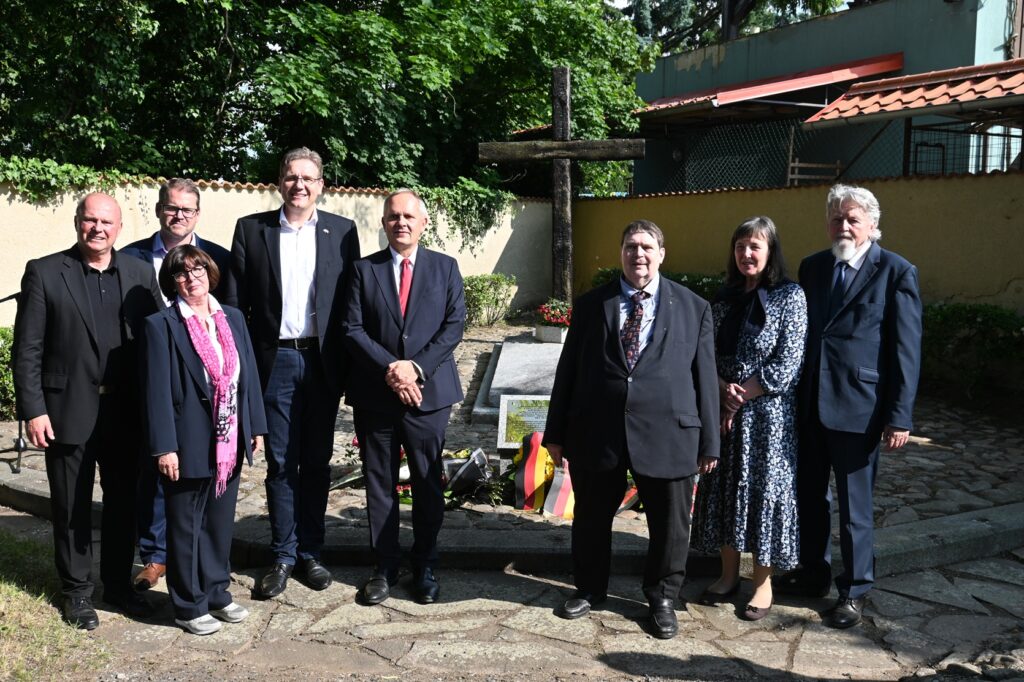 Gruppenfoto nach der Gedenkfeier. V.l.n.r.: Hartmut Koschyk (Stiftung Verbundenheit mit den Deutschen im Ausland), Radim Laibl (Bürgermeister Saaz), Birgit Unfug (Heimatkreis Saaz), Steffen Hörtler (stellvertretender Bundesvorsitzender der Sudetendeutschen Landsmannschaft, Andreas Künne (deutscher Botschafter in Prag), Bernd Posselt (Bundesvorsitzender der Sudetendeutschen Landsmannschaft), Stephanie Waldburg und Milan Horáček (ehemaliger Bundestags- und Europaabgeordneter für Bündnis 90/ Die Grünen) . Foto: Fabian Voth