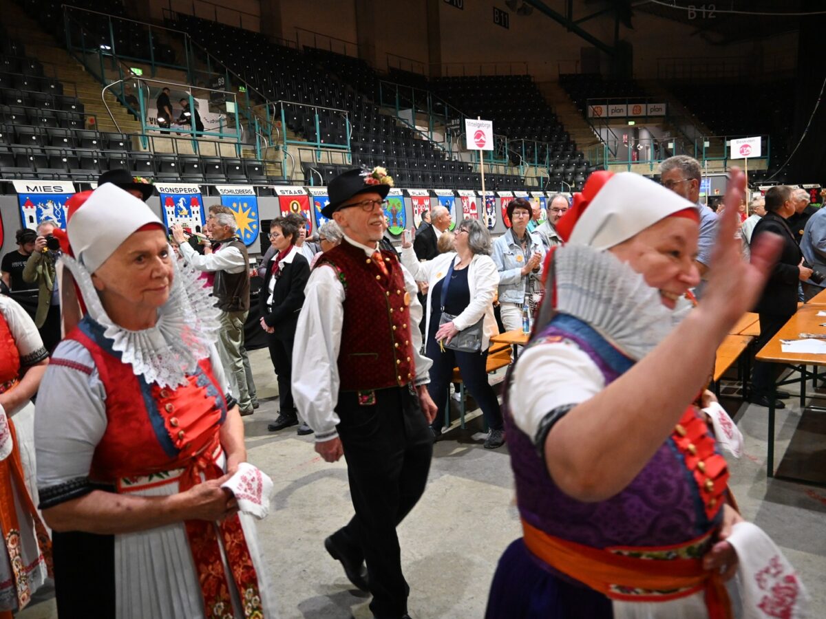Trachtenträgerinnen beim Einzug in die Donau-Arena: Der 75. Sudetendeutsche Tag in Regensburg verband Erinnerung, Begegnung und politischen Dialog. Foto: LandesEcho/ Lennard Halfmann