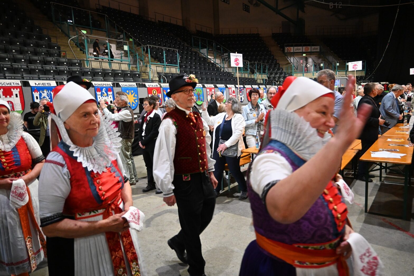 Trachtenträgerinnen beim Einzug in die Donau-Arena: Der 75. Sudetendeutsche Tag in Regensburg verband Erinnerung, Begegnung und politischen Dialog. Foto: LandesEcho/ Lennard Halfmann