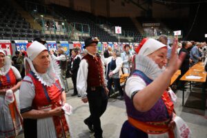 Trachtenträgerinnen beim Einzug in die Donau-Arena: Der 75. Sudetendeutsche Tag in Regensburg verband Erinnerung, Begegnung und politischen Dialog. Foto: LandesEcho/ Lennard Halfmann
