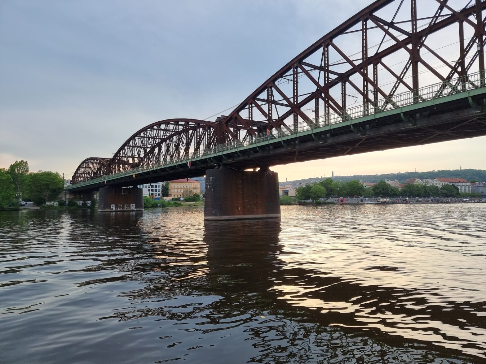 Die Vyšehrad-Eisenbahnbrücke ist seit Jahren Gegenstand von Diskussionen: Neu bauen oder sanieren? Foto: Manuel Rommel