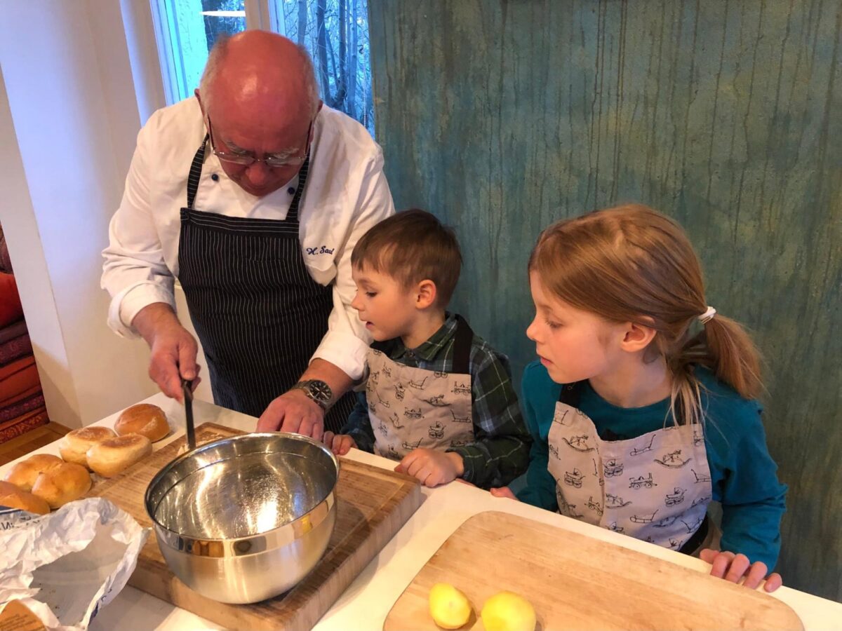 Harald Saul beim Kochen
