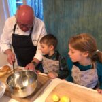 Harald Saul beim Kochen