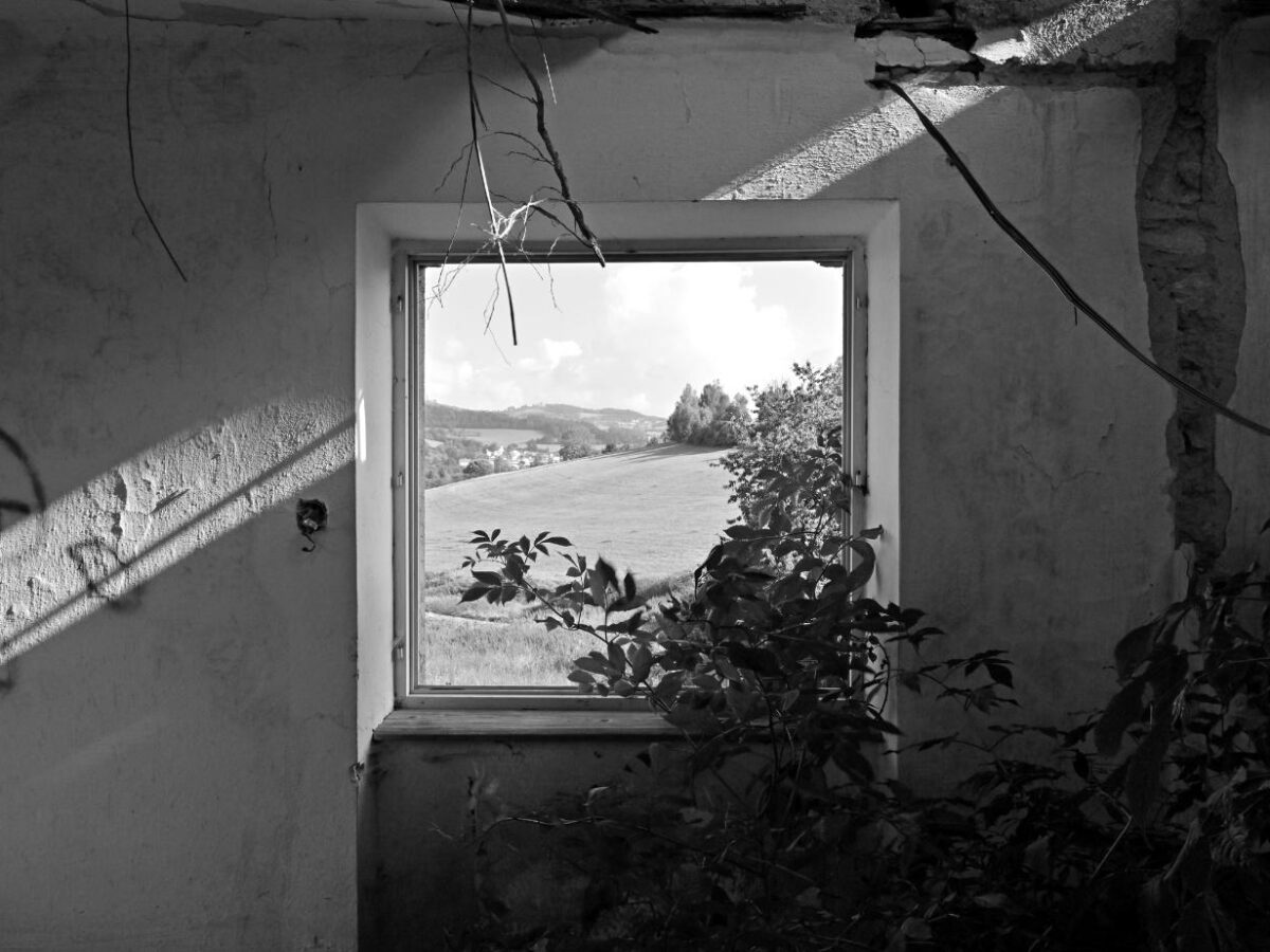 In ihrem Werk „Verlassene Wunder“ erfreuen sich die Autoren Ditté und Sichinger am Verfallenen und Unperfekten.