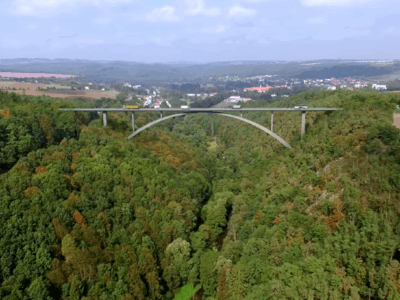 Mit 87 Metern wird die Schnella-Brücke künftig die höchste Straßenbrücke Tschechiens.