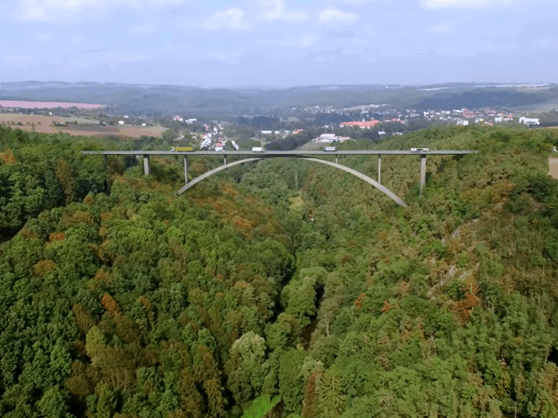 Mit 87 Metern wird die Schnella-Brücke künftig die höchste Straßenbrücke Tschechiens.