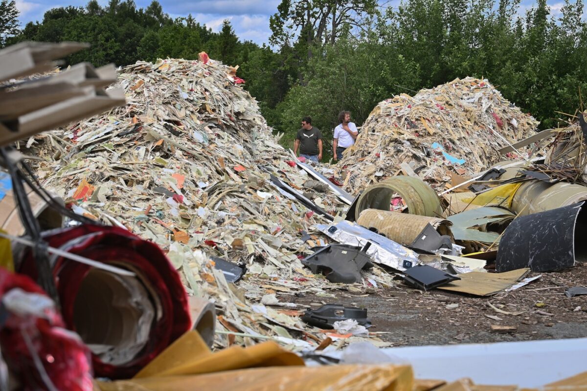 Illegal abgeladener Müll in Georgswalde (Jiříkov) im Kreis Freudenthal (Bruntál). Die Gemeinde wartet nun darauf, dass der Freistaat Bayern den Müll abholt. Foto: ČTK / Ožana Jaroslav