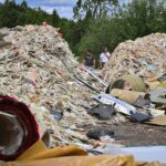 Illegal abgeladener Müll in Georgswalde (Jiříkov) im Kreis Freudenthal (Bruntál). Die Gemeinde wartet nun darauf, dass der Freistaat Bayern den Müll abholt. Foto: ČTK / Ožana Jaroslav