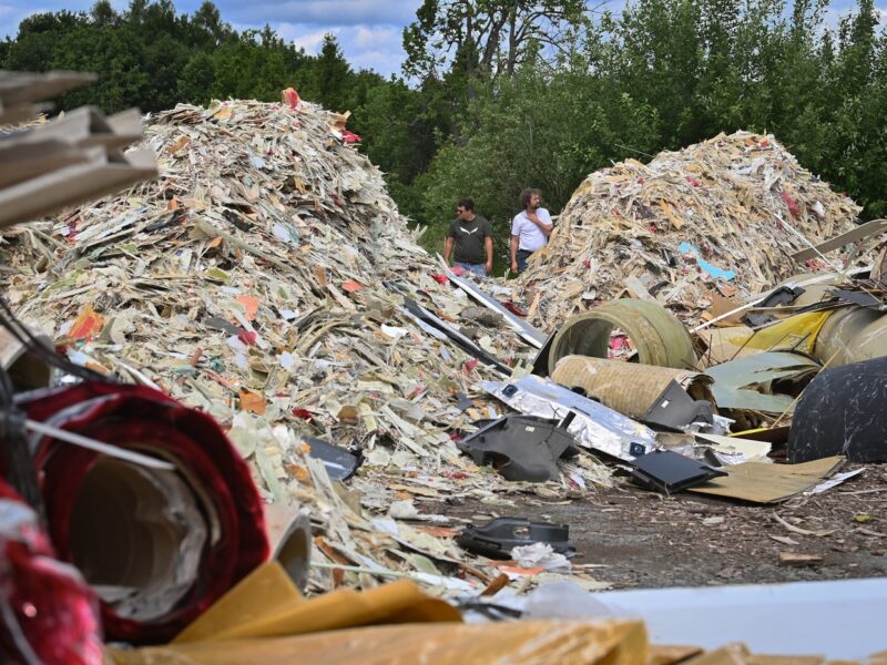 Illegal abgeladener Müll in Georgswalde (Jiříkov) im Kreis Freudenthal (Bruntál). Die Gemeinde wartet nun darauf, dass der Freistaat Bayern den Müll abholt. Foto: ČTK / Ožana Jaroslav