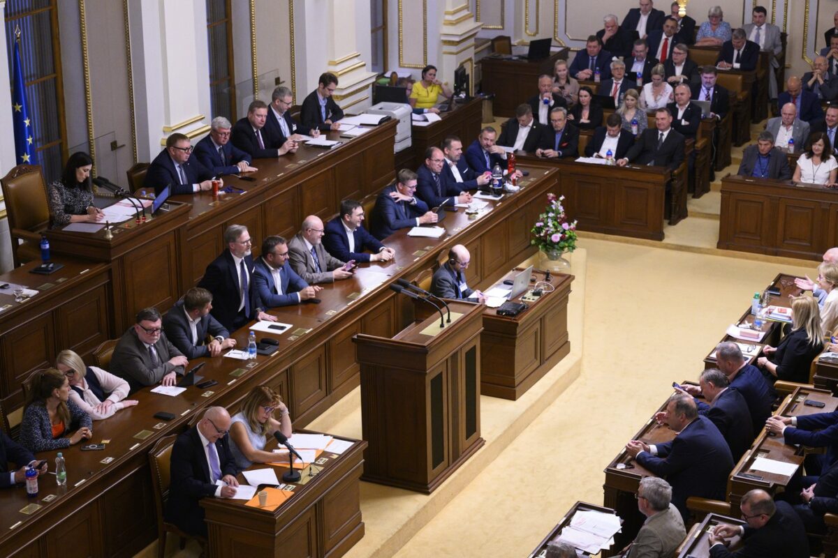 Die Regierung unter Petr Fiala überstand auch das vierte Misstrauensvotum in dieser Legislaturperiode. Im Mittelpunkt stand diesmal die Bitcoin-Affäre, im Zuge dessen Pavel Blažek sein Amt als Justizminister verlassen musste. Foto: ČTK / Kamaryt Michal