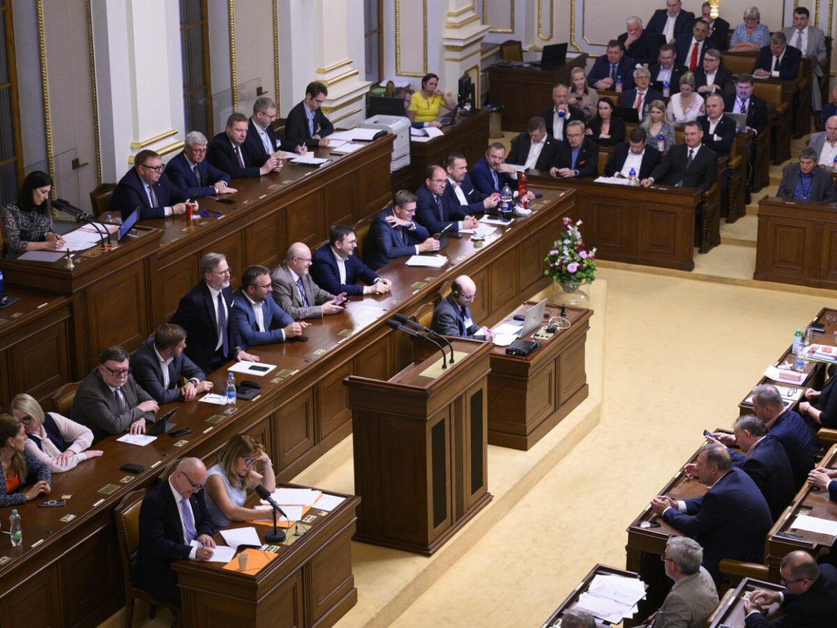 Die Regierung unter Petr Fiala überstand auch das vierte Misstrauensvotum in dieser Legislaturperiode. Im Mittelpunkt stand diesmal die Bitcoin-Affäre, im Zuge dessen Pavel Blažek sein Amt als Justizminister verlassen musste. Foto: ČTK / Kamaryt Michal