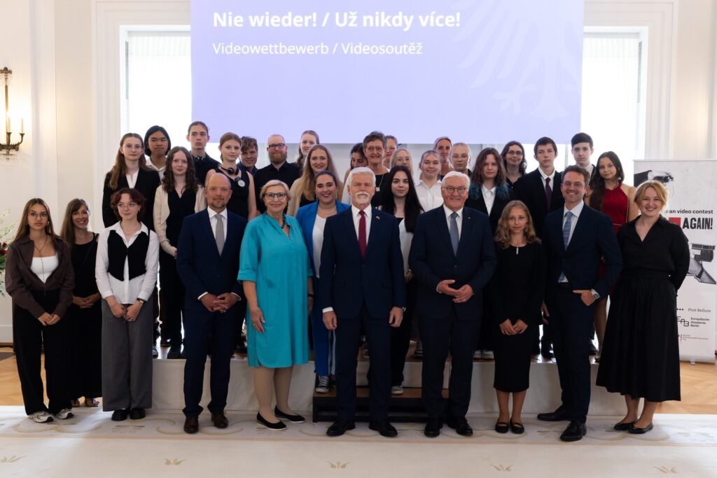 Nach dem Besuch der Gedenkstätte Plötzensee zeichnete Petr Pavel gemeinsam mit Frank-Walter Steinmeier im Schloss Bellevue die fünf Gewinnerteams des Videowettbewerbs „Never Again!“ aus.
