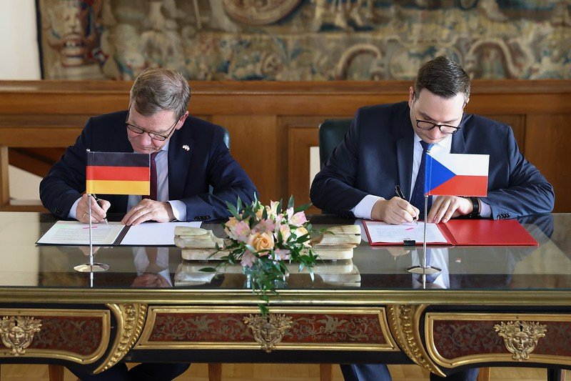 Der deutsche Außenminister Johann Wadephul (CDU) und der tschechische Außenminister Jan Lipavský (parteilos) unterschreiben im Rahmen des "Strategischen Dialogs" zwischen Deutschland und Tschechien ein 50 Punkte umfassendes Arbeitsprogramm.