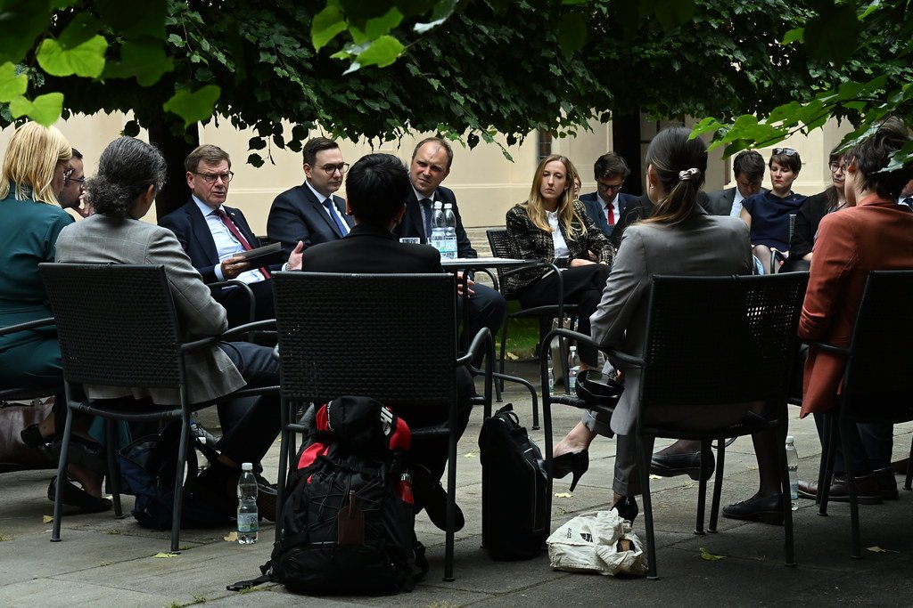 Abschluss des Besuchs von Johann Wadephul in Prag bildete eine Gesprächsrunde am Nachmittag, in welcher Wadephul und Lipavský mit Mitgliedern und Alumni des „Czech-German Young Professionals Program” (CGYPP).