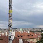 Stickern mit Aussicht: Der Laternenmast an der Prager Burg ist ein Sammelpunkt für Aufkleber aller Art. Foto: Fabian Voth