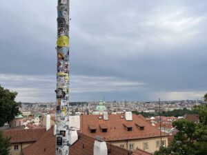Stickern mit Aussicht: Der Laternenmast an der Prager Burg ist ein Sammelpunkt für Aufkleber aller Art. Foto: Fabian Voth