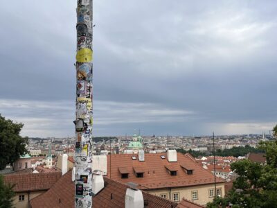 Stickern mit Aussicht: Der Laternenmast an der Prager Burg ist ein Sammelpunkt für Aufkleber aller Art. Foto: Fabian Voth
