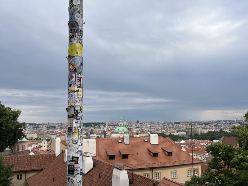 Stickern mit Aussicht: Der Laternenmast an der Prager Burg ist ein Sammelpunkt für Aufkleber aller Art. Foto: Fabian Voth