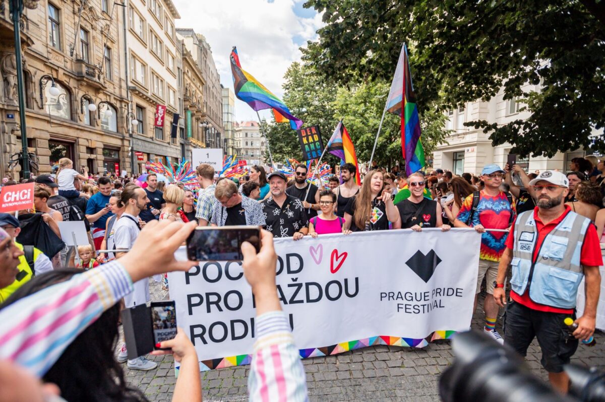 2024 nahmen rund 60.000 Menschen an der Pride teil, um für queere Rechte zu demonstrieren. Foto: Jan Bartoš