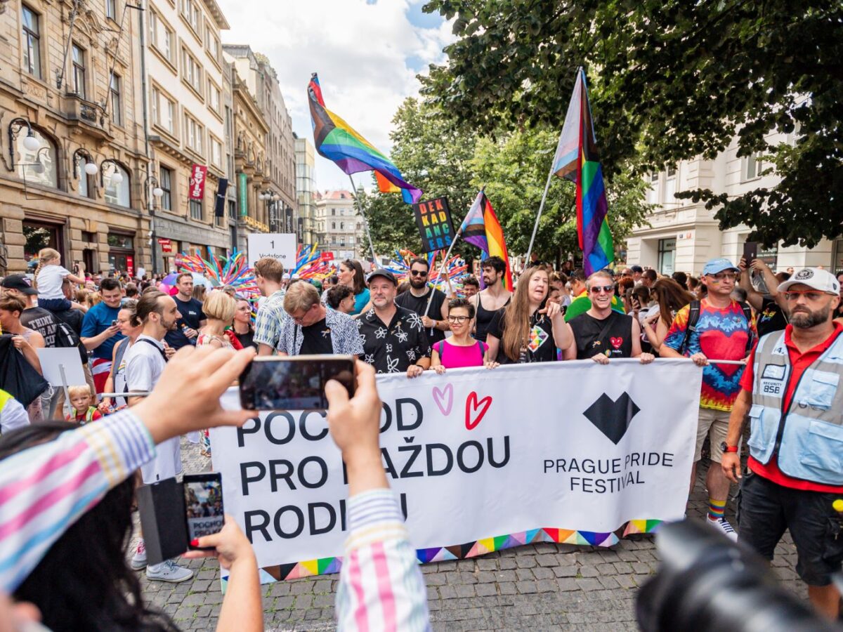 2024 nahmen rund 60.000 Menschen an der Pride teil, um für queere Rechte zu demonstrieren. Foto: Jan Bartoš