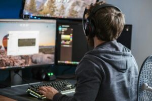 Extremistische Inhalte in Internetforen führen zunehmend zur Radikalisierung Jugendlicher. Foto: Pixabay/ Anete Lusina