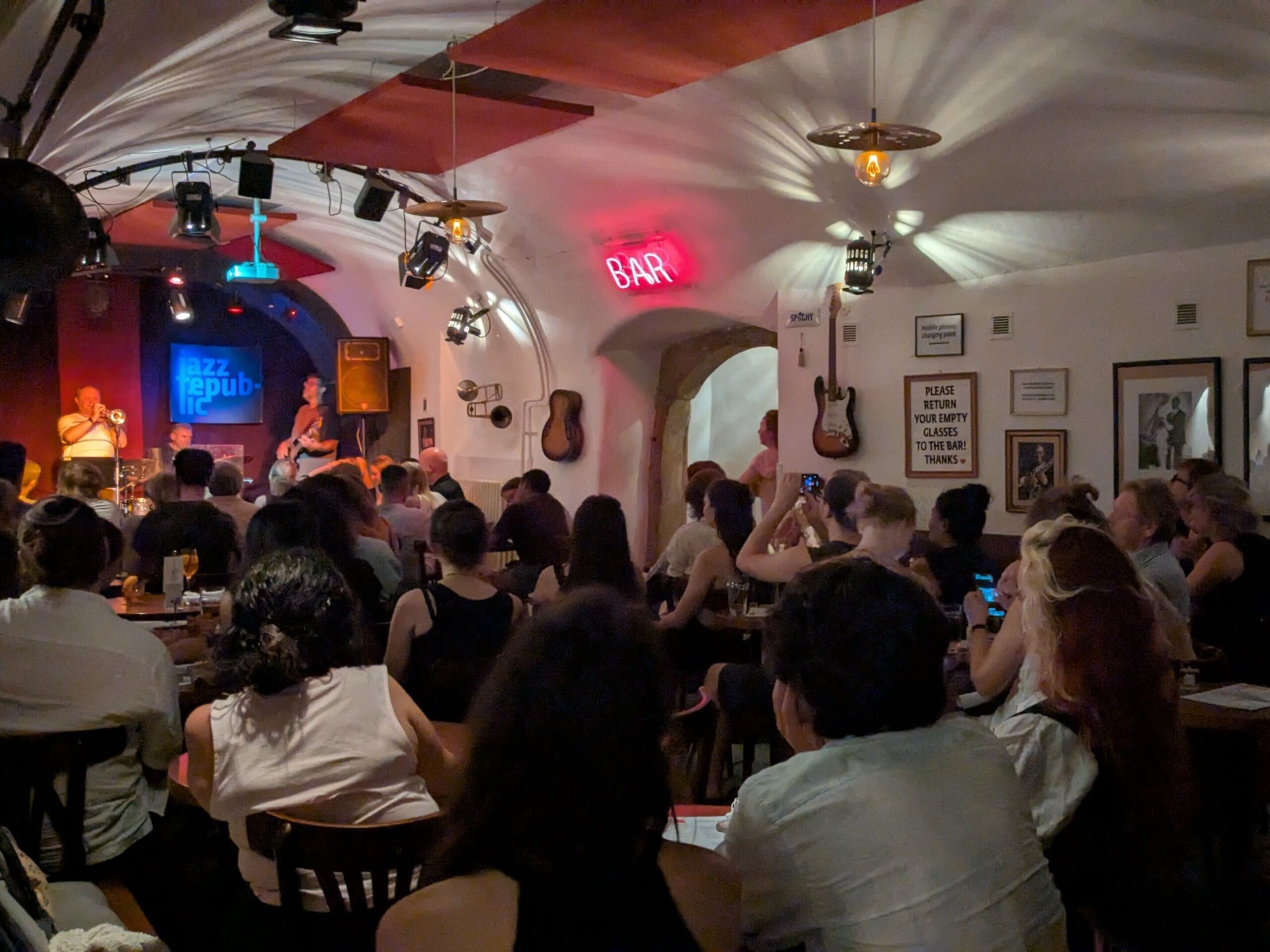 Im Jazz Republic kommen täglich Gäste jeden Alters zusammen, um den Bands zuzuhören.