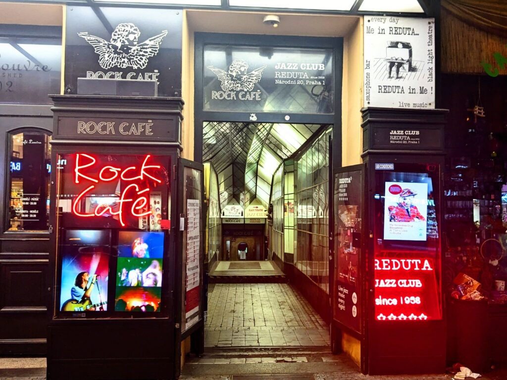 Der Reduta Club wirbt auch von außen mit seiner langen Tradition.